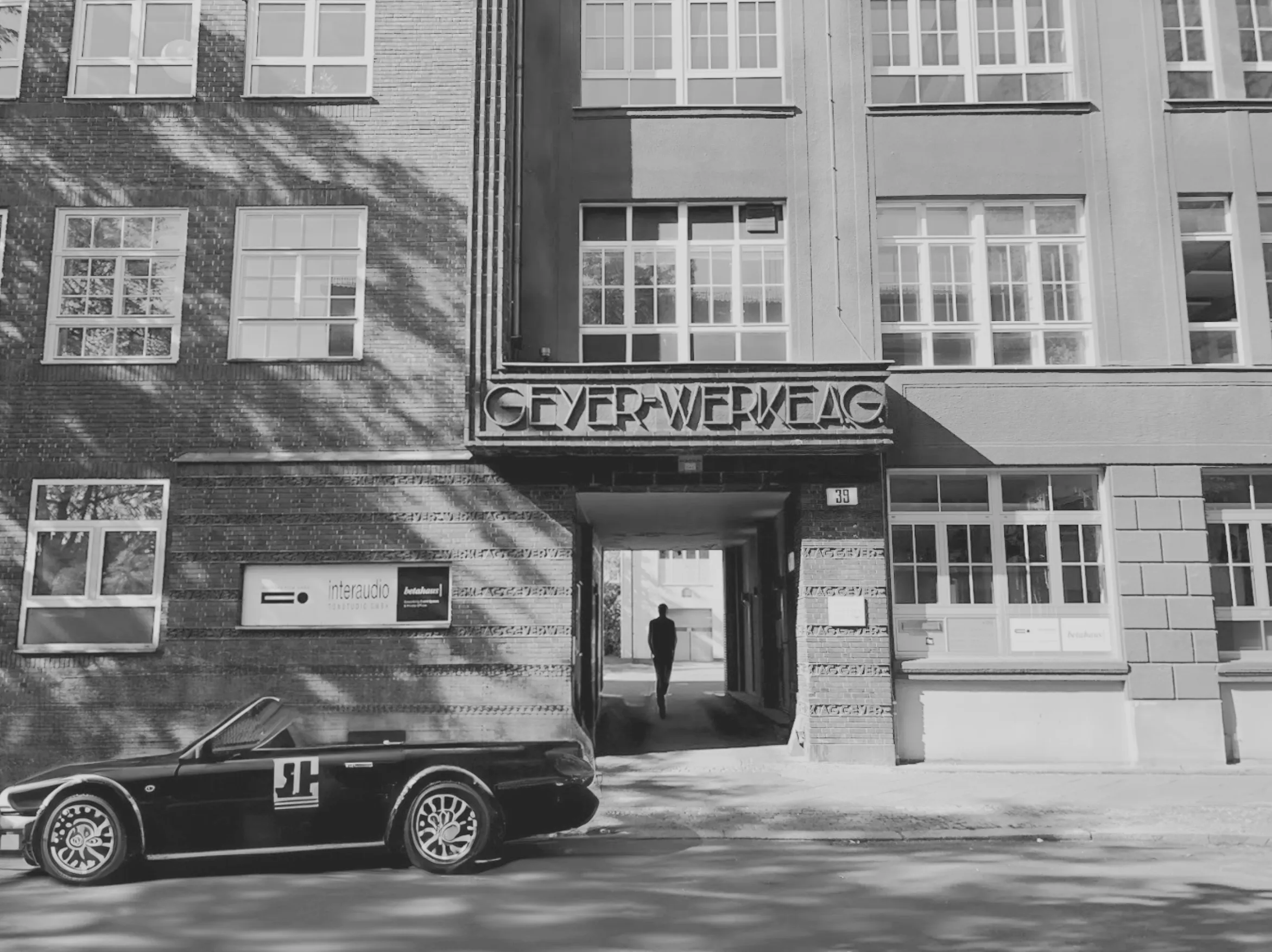 Historisches Studiogebäude der Geyer-Werke in Berlin mit Cabriolet davor