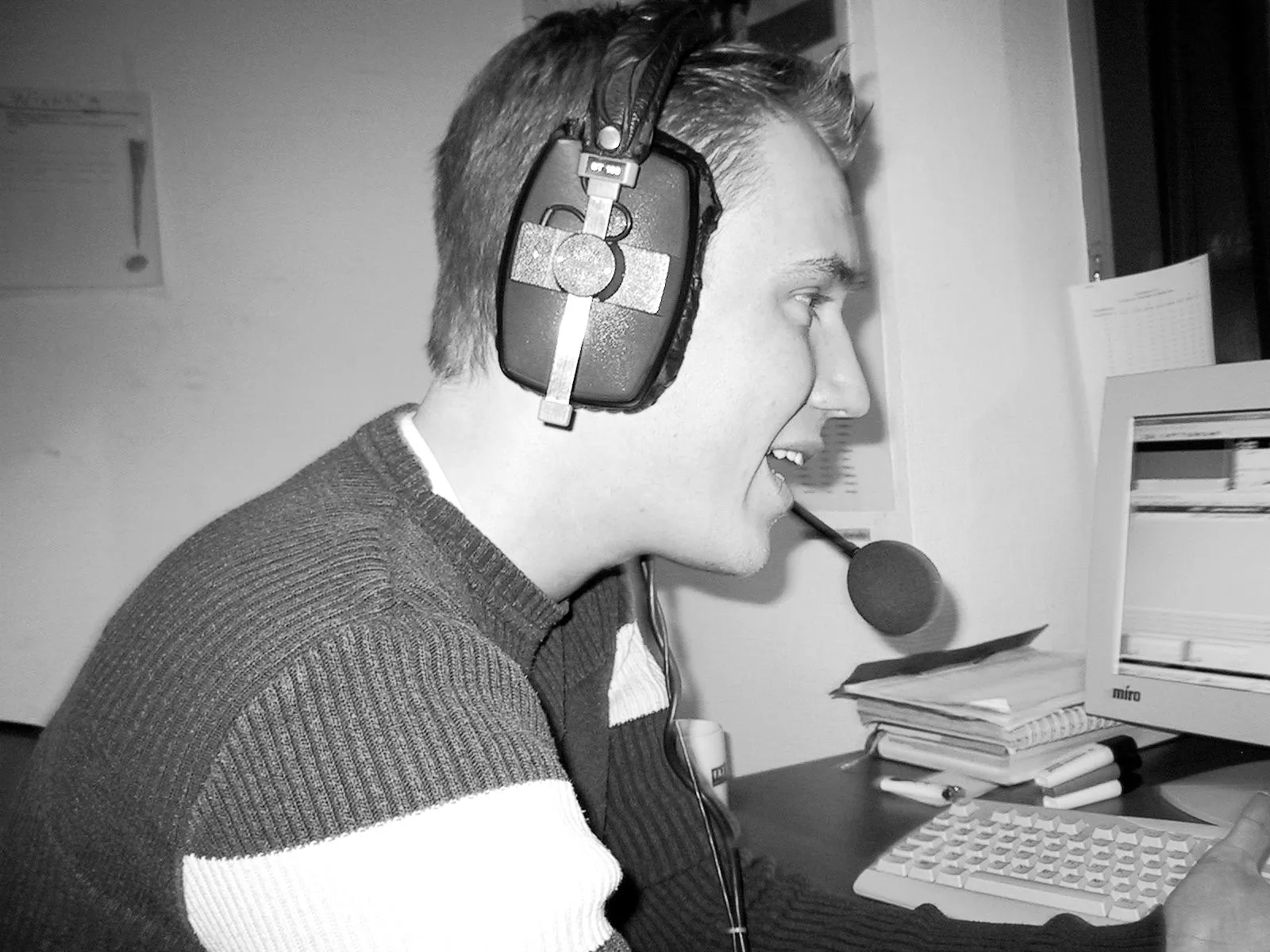 Jeffrey Wipprecht mit Kopfhörer am Computer im Radiostudio