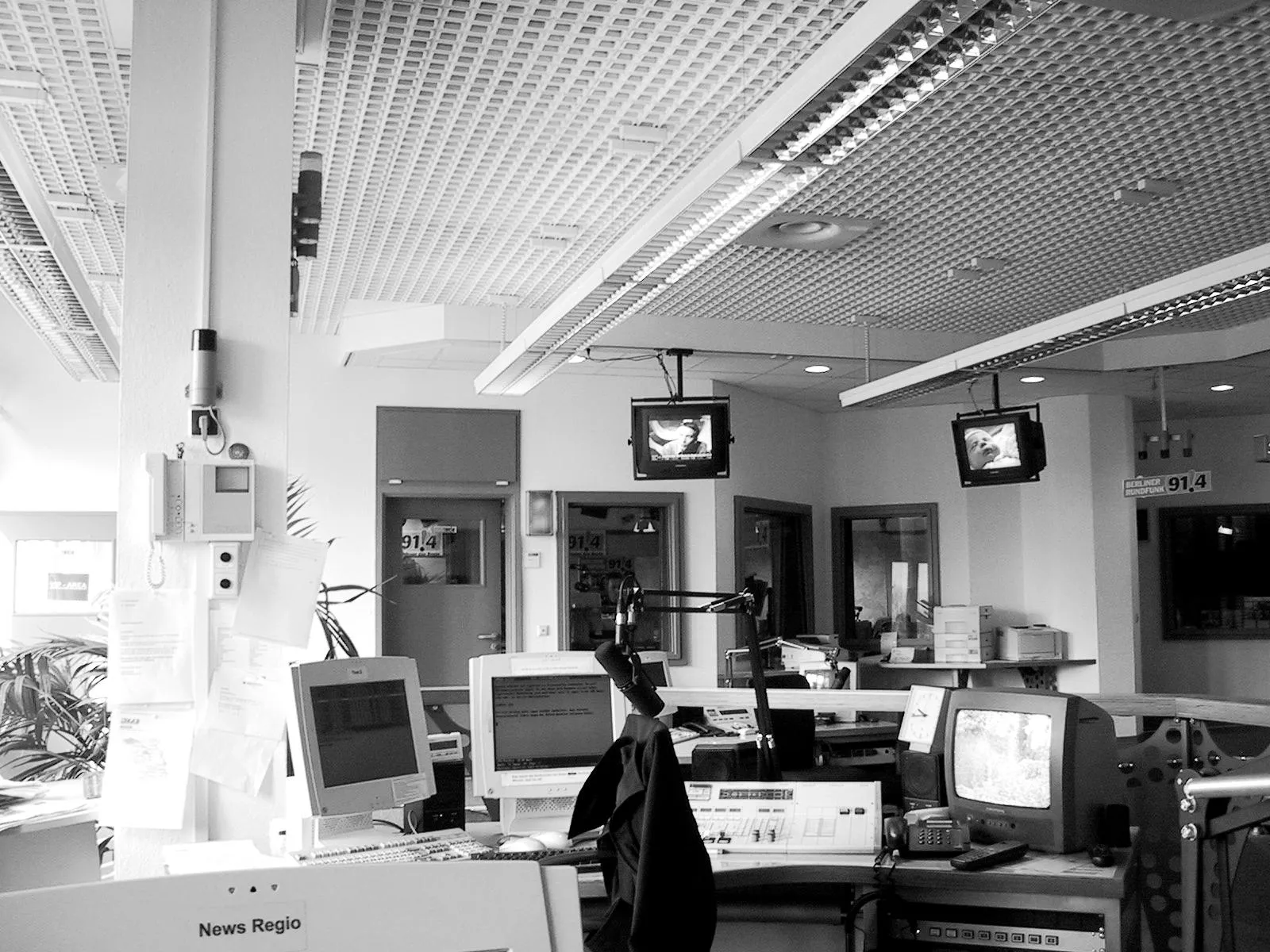 Nachrichtenstudio des Berliner Rundfunks 91.4 mit Monitoren und Mischpult