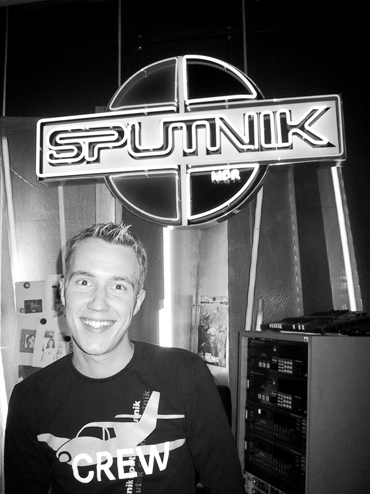 Jeffrey Wipprecht vor dem leuchtenden SPUTNIK-Logo des MDR