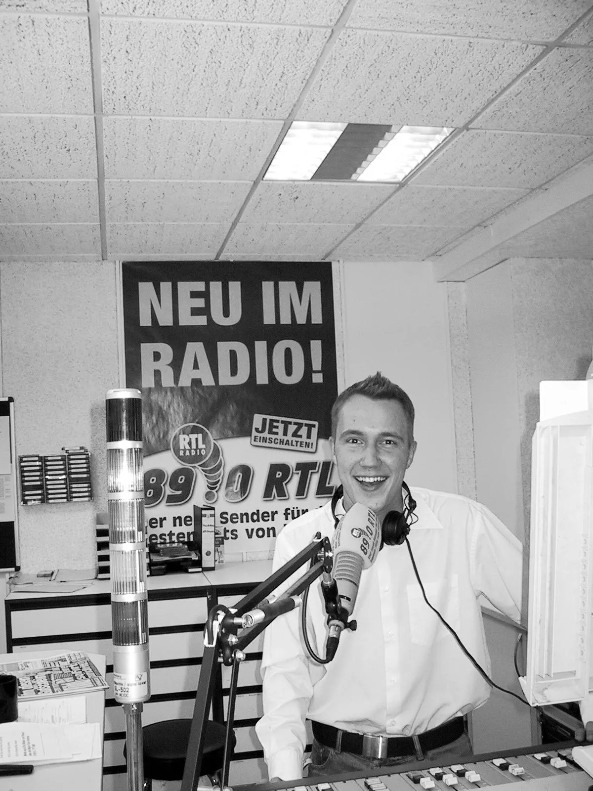 Jeffrey Wipprecht am Mikrofon im Studio von 89.0 RTL