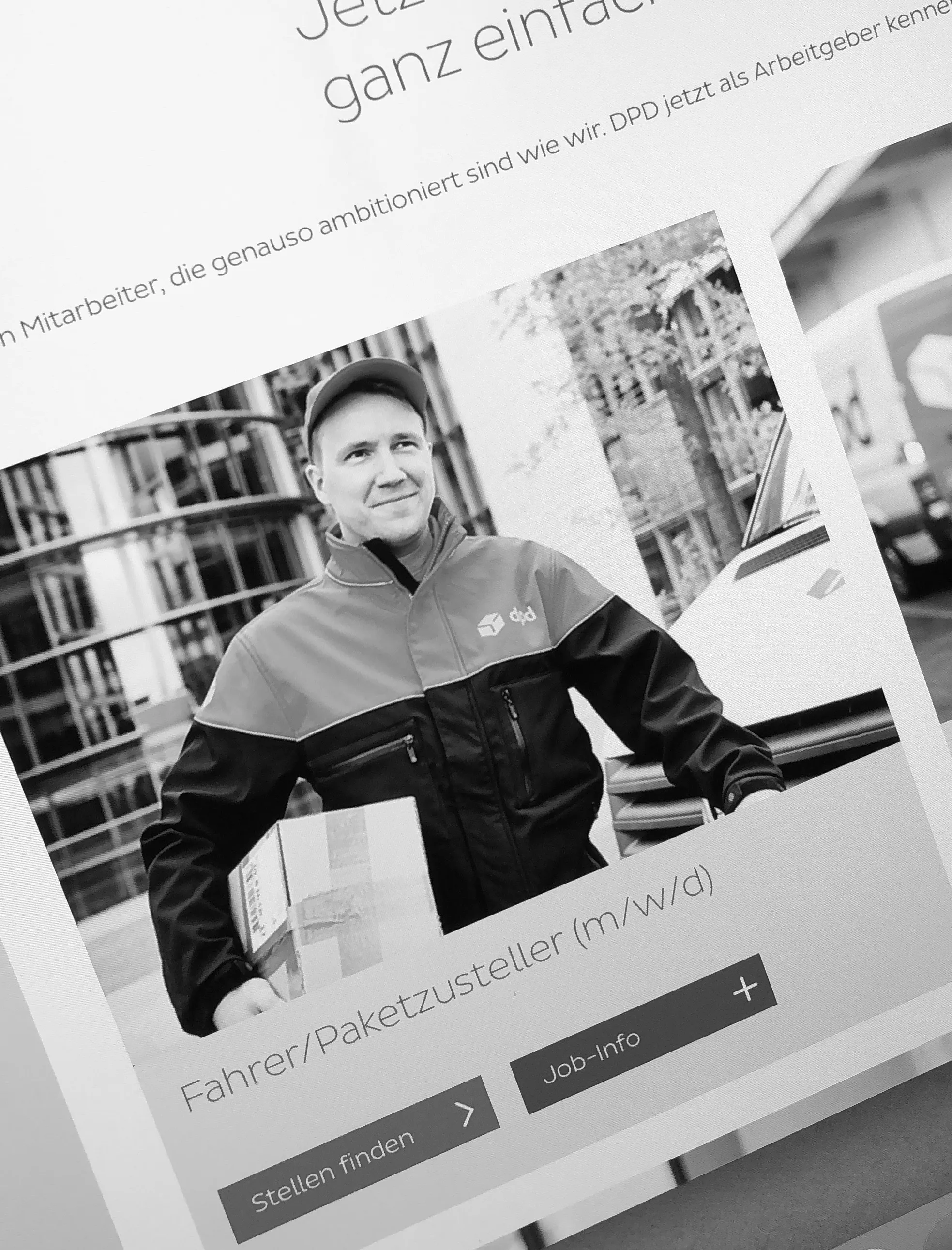 dpd-Anzeige mit Jeffrey Wipprecht als Paketzusteller