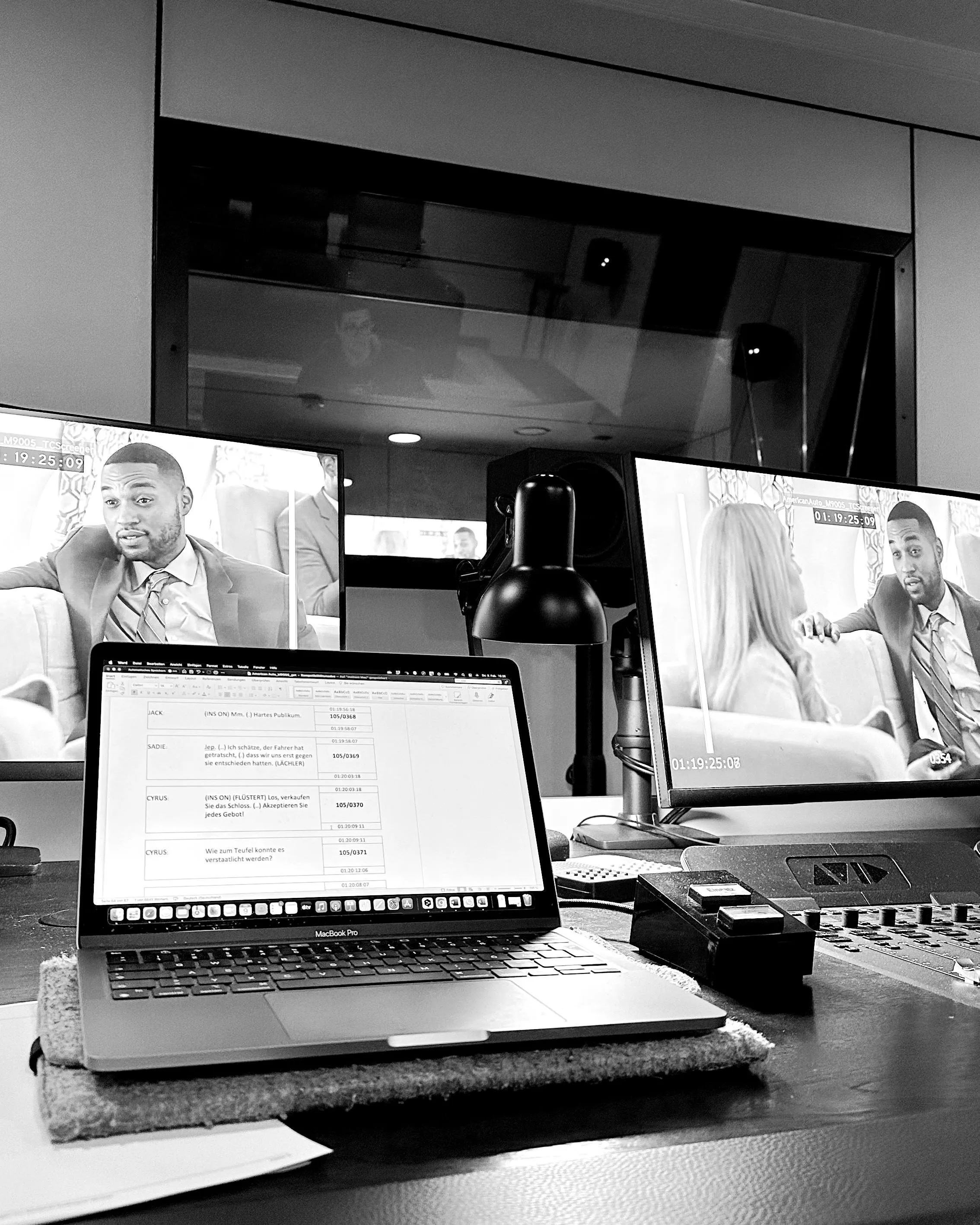 Regieplatz im Synchronstudio mit Laptop und zwei Monitoren