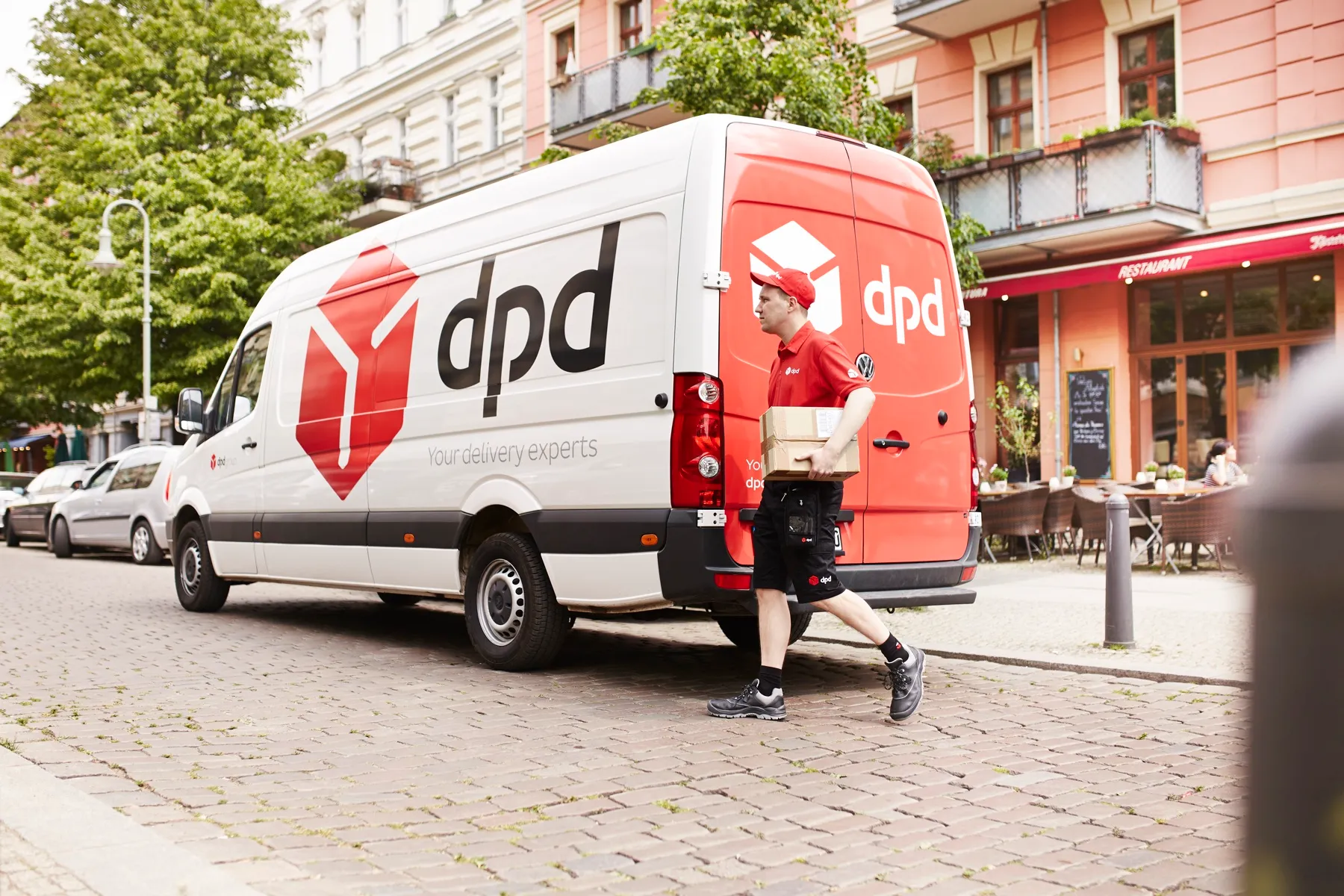 dpd-Lieferwagen auf einem Berliner Platz