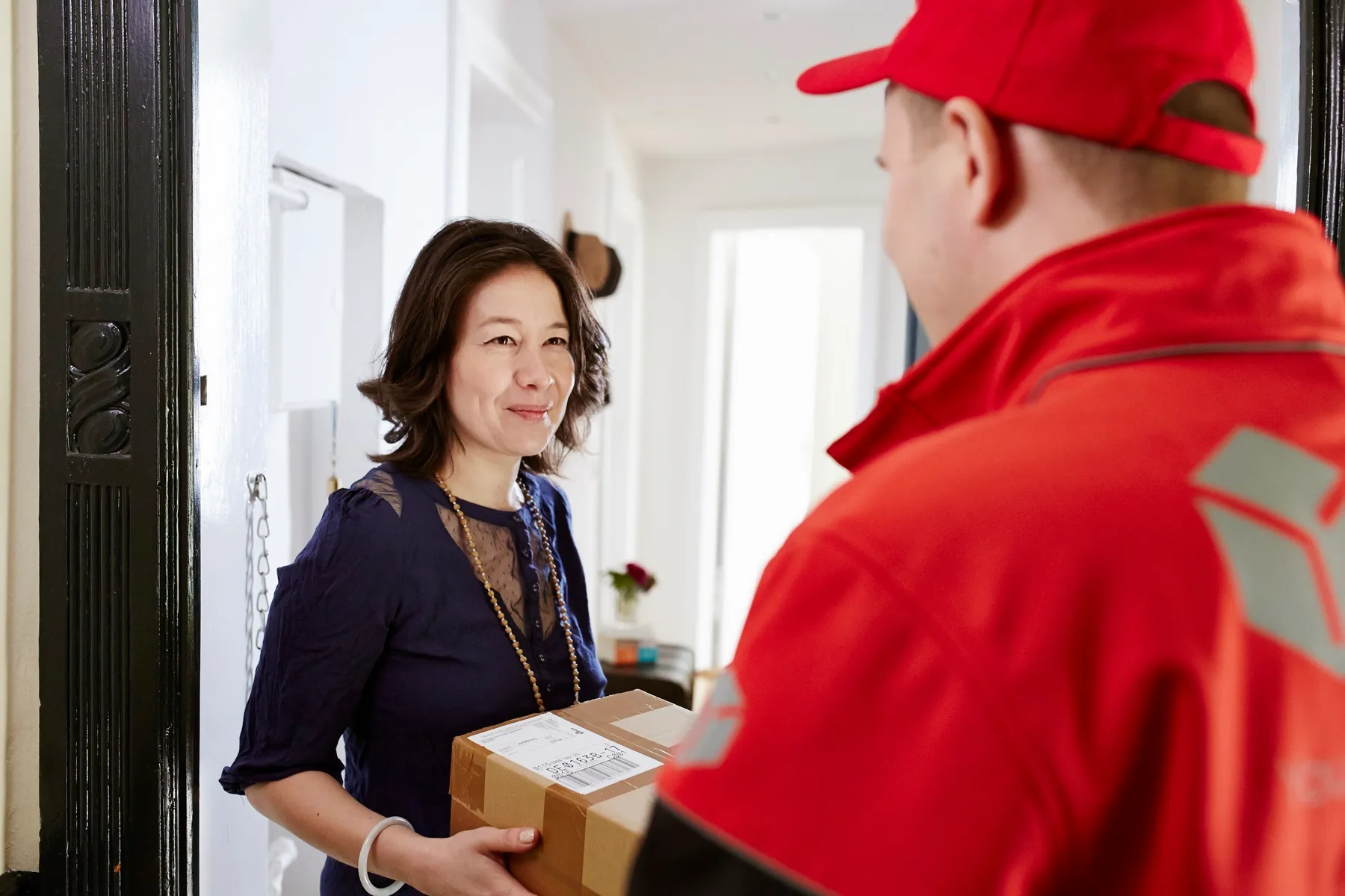 Paketübergabe an der Wohnungstür
