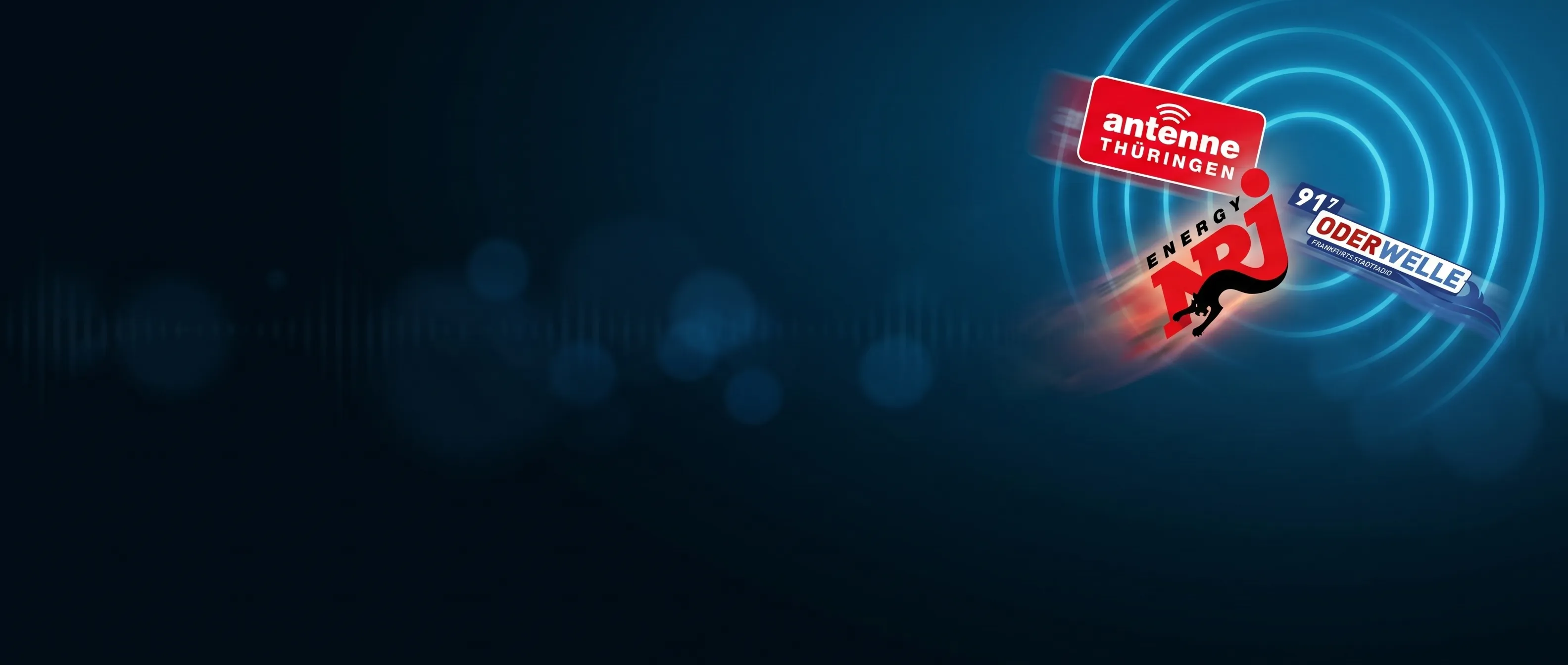 Sender-Logos von Antenne Thüringen, NRJ und Oderwelle, die durch eine Broadcast-Grafik fliegen